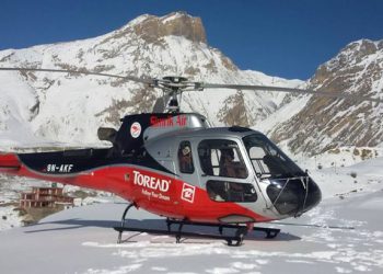 annapurna base camp helicopter landing tour